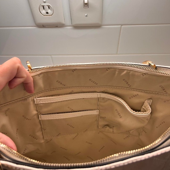 GUESS handbag🥂 - Picture 4 of 5